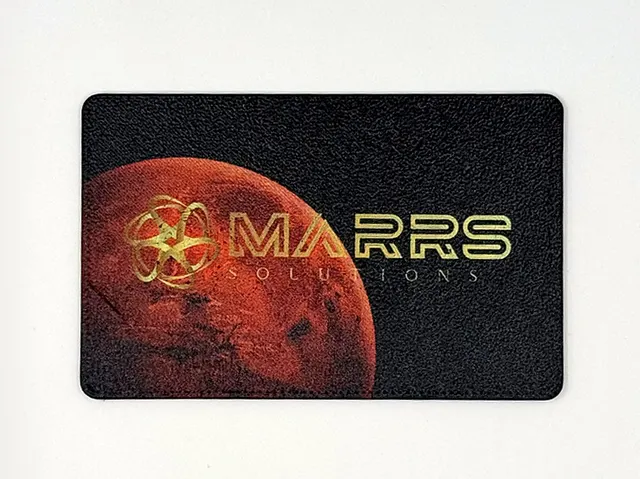 Carte noire imprimée en 3D avec la planète Mars et le logo MARRS Solutions en doré