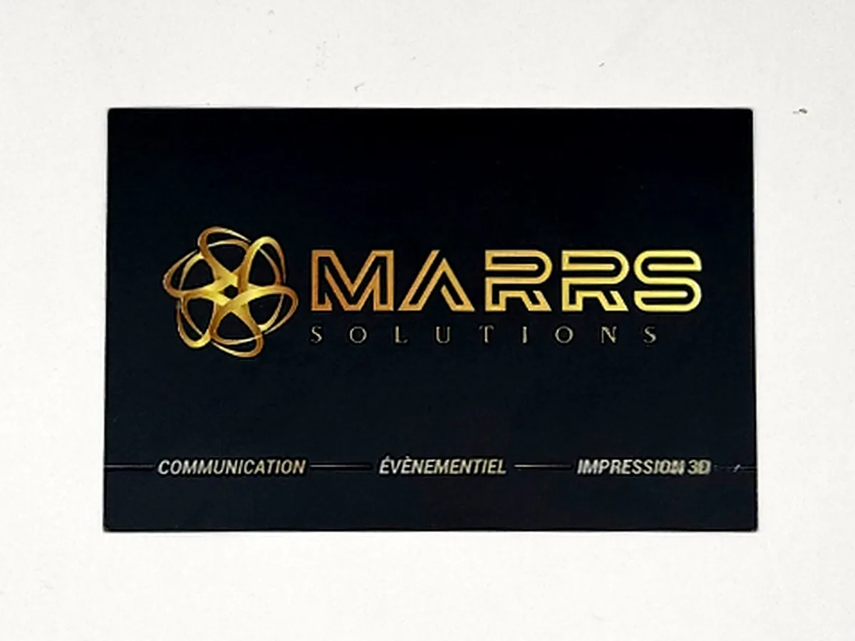 Carte de visite noire mate avec le logo MARRS Solutions en doré