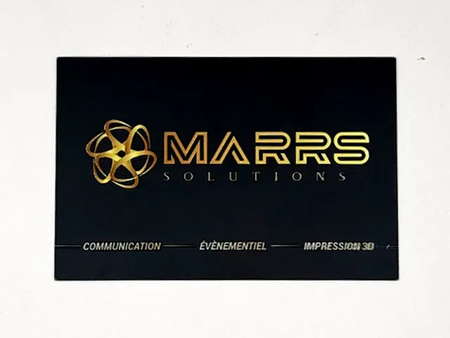 Carte de visite noire mate avec le logo MARRS Solutions en doré