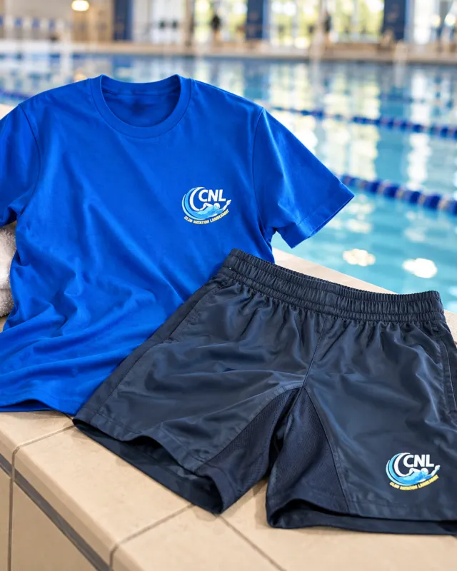 T-shirt bleu roi et short marine marqués du logo CNL Club Natation Lingolsheim, posés au bord d'un bassin