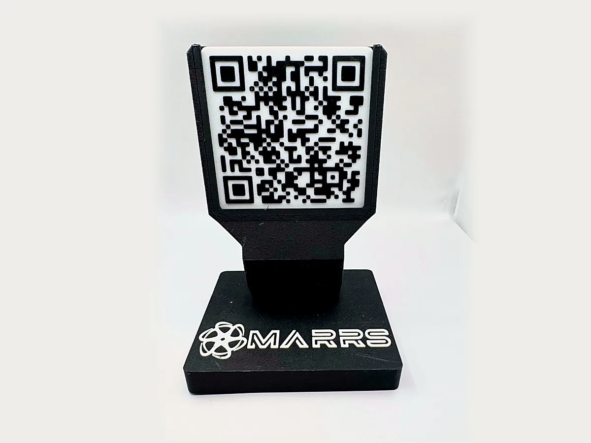 Support de QR code imprimé en 3D, plaque blanche à QR code noir sur pied noir marqué MARRS