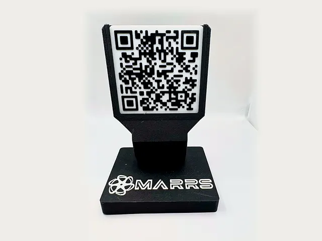 Support de QR code imprimé en 3D, plaque blanche à QR code noir sur pied noir marqué MARRS
