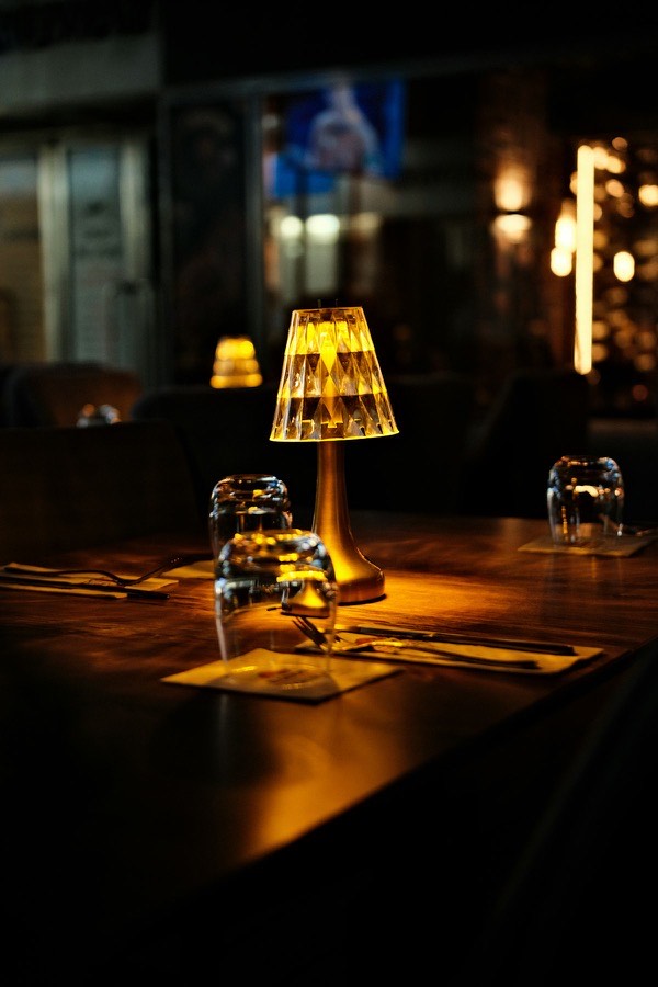 Table dressée dans un restaurant