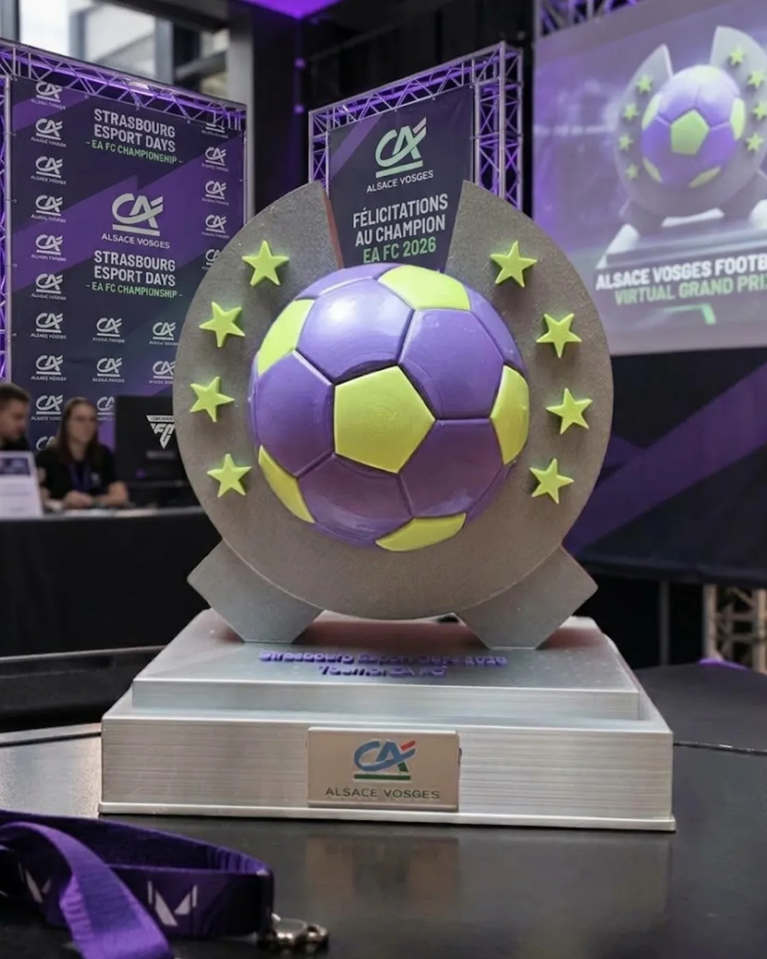 Trophée du tournoi EA FC des Strasbourg Esport Days 2026, plaque Crédit Agricole Alsace Vosges