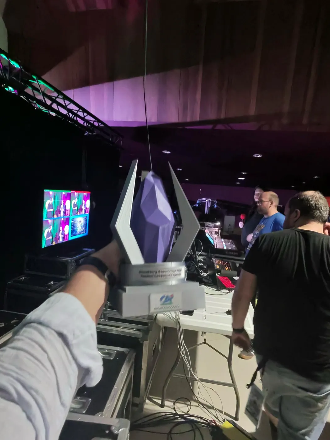 Remise d'un trophée sur scène lors d'un tournoi esport